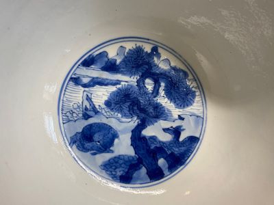 Un bol de type 'klapmuts' en porcelaine de Chine en bleu et blanc, marque et époque de Kangxi — photo 3