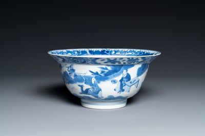 Un bol de type 'klapmuts' en porcelaine de Chine en bleu et blanc, marque et époque de Kangxi