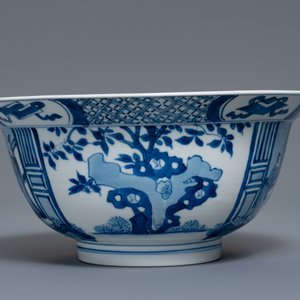 Un bol de type klapmuts en porcelaine de Chine en bleu et blanc, marque et époque de Kangxi — photo 3