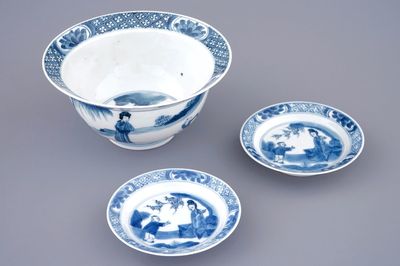 Un bol de type "Klapmuts" et deux petites coupes en porcelaine de Chine bleu et blanc, Kangxi