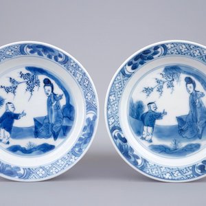 Un bol de type "Klapmuts" et deux petites coupes en porcelaine de Chine bleu et blanc, Kangxi — photo 2