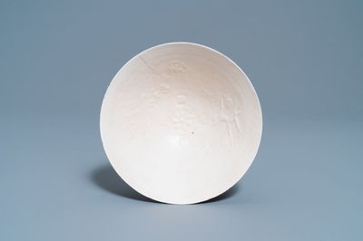 Un bol de type luanbai à décor moulé d'inscriptions et de fleurs, Yuan