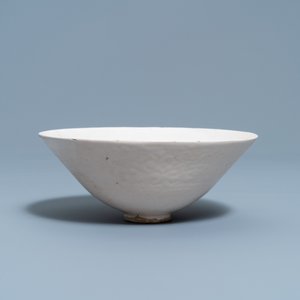 Un bol de type luanbai à décor moulé d'inscriptions et de fleurs, Yuan — photo 2