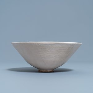 Un bol de type luanbai à décor moulé d'inscriptions et de fleurs, Yuan — photo 5