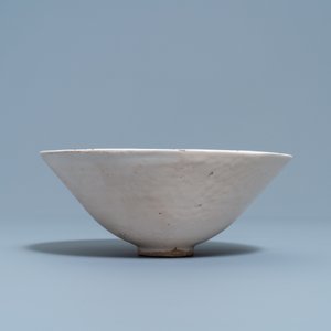 Un bol de type luanbai à décor moulé d'inscriptions et de fleurs, Yuan — photo 6