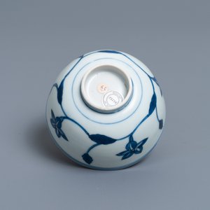 Un bol 'du palais' en porcelaine de Chine en bleu et blanc, Kangxi — photo 2