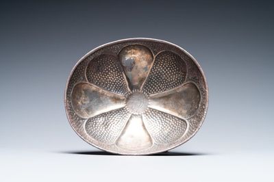 Un bol en argent à décor d'un oiseau, empire sassanide, Perse, 7/9ème