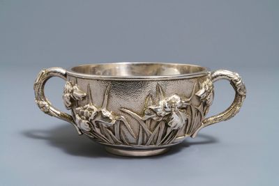 Un bol en argent à décor en relief, Japon, 19ème