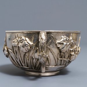 Un bol en argent à décor en relief, Japon, 19ème — photo 3