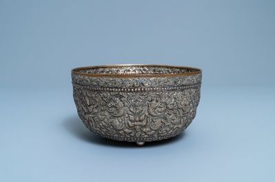 Un bol en argent doré et repoussé, Thaïlande, 19/20ème