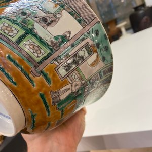 Un bol en biscuit émaillé vert sur socle en bois, Chine, 19ème — photo 17