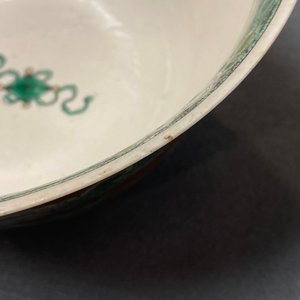 Un bol en biscuit émaillé vert sur socle en bois, Chine, 19ème — photo 19