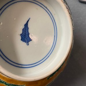 Un bol en biscuit émaillé vert sur socle en bois, Chine, 19ème — photo 26