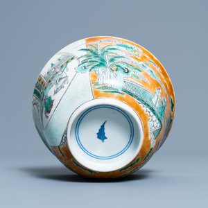 Un bol en biscuit émaillé vert sur socle en bois, Chine, 19ème — photo 6