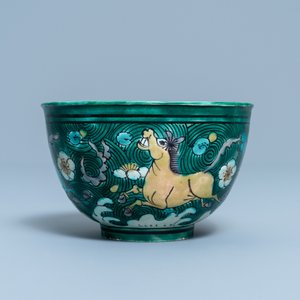 Un bol en biscuit émaillé verte à décor de chevaux, Chine, Kangxi — photo 2