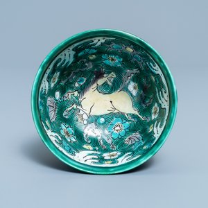 Un bol en biscuit émaillé verte à décor de chevaux, Chine, Kangxi — photo 5
