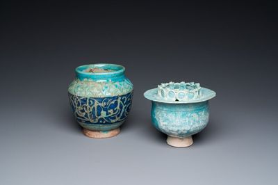 Un bol en céramique islamique et un vase à décor calligraphique en bleu et turquoise, Kashan, la Perse, 13ème et postérieur