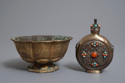 Un bol en cuivre doré et un flacon incrusté de corail et turquoise, Tibet, 19/20ème