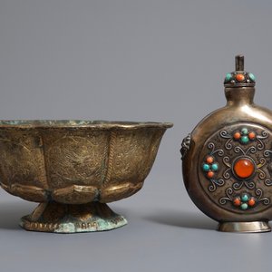 Un bol en cuivre doré et un flacon incrusté de corail et turquoise, Tibet, 19/20ème — photo 4