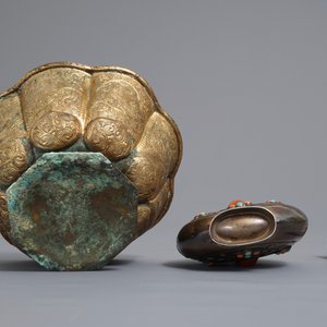 Un bol en cuivre doré et un flacon incrusté de corail et turquoise, Tibet, 19/20ème — photo 7
