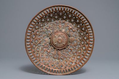 Un bol en cuivre réticulé et gravé, Espagne ou Italie, 17ème