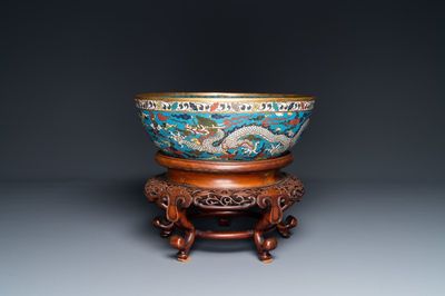 Un bol en émaux cloisonnés à décor de dragons, marque apocryphe de Wanli