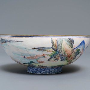 Un bol en émaux de Canton à décor d'un paysage, Yongzheng — photo 1