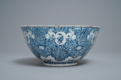 Un bol en faïence de Delft en bleu et blanc à décor Commedia dell'arte, daté 1720