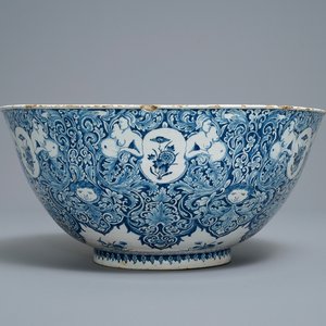 Un bol en faïence de Delft en bleu et blanc à décor Commedia dell'arte, daté 1720 — photo 1