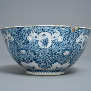 Un bol en faïence de Delft en bleu et blanc à décor Commedia dell'arte, daté 1720 — photo 3