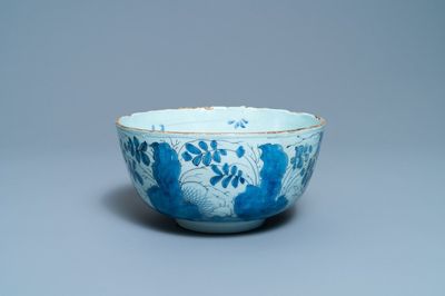Un bol en faïence de Delft en bleu et blanc daté 1684, Angleterre
