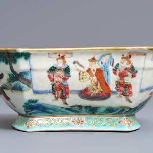 Un bol en forme de lingot en porcelaine de Chine famille rose, marque et époque de Tongzhi — photo 4
