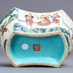 Un bol en forme de lingot en porcelaine de Chine famille rose, marque et époque de Tongzhi — photo 7