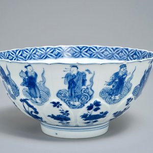 Un bol en forme de lotus en porcelaine de Chine bleu et blanc à décor d'immortels, marque de Chenghua, Kangxi — photo 1
