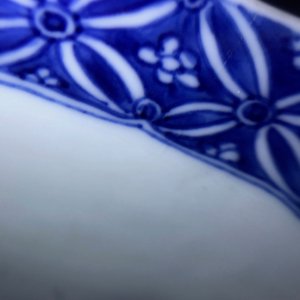 Un bol en forme de lotus en porcelaine de Chine bleu et blanc à décor d'immortels, marque de Chenghua, Kangxi — photo 14