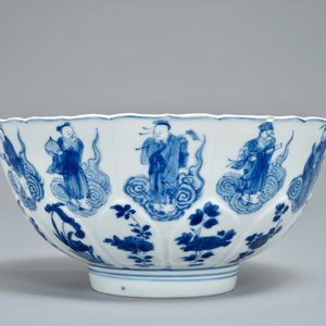Un bol en forme de lotus en porcelaine de Chine bleu et blanc à décor d'immortels, marque de Chenghua, Kangxi — photo 2