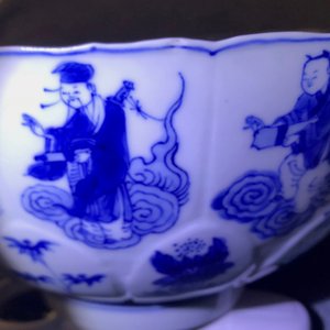 Un bol en forme de lotus en porcelaine de Chine bleu et blanc à décor d'immortels, marque de Chenghua, Kangxi — photo 21