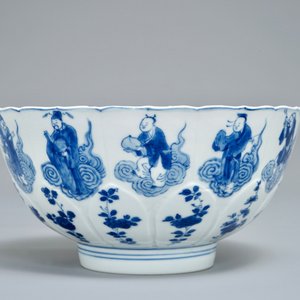 Un bol en forme de lotus en porcelaine de Chine bleu et blanc à décor d'immortels, marque de Chenghua, Kangxi — photo 5