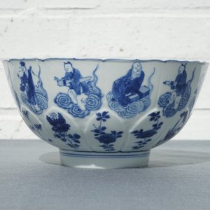 Un bol en forme de lotus en porcelaine de Chine bleu et blanc à décor d'immortels, marque de Chenghua, Kangxi — photo 8