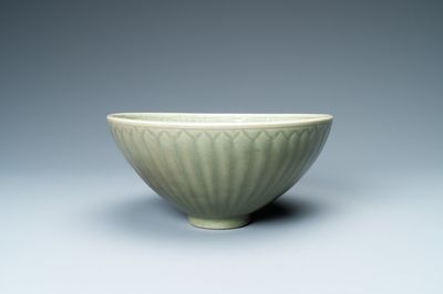 Un bol en forme de lotus en porcelaine de Chine céladon de Longquan, Yuan/Ming