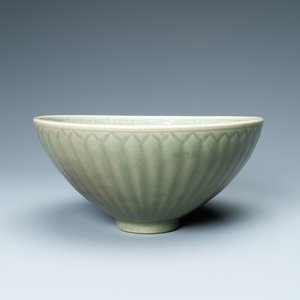 Un bol en forme de lotus en porcelaine de Chine céladon de Longquan, Yuan/Ming — photo 1