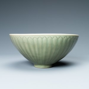 Un bol en forme de lotus en porcelaine de Chine céladon de Longquan, Yuan/Ming — photo 5