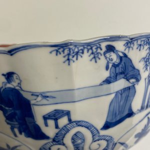 Un bol en forme de lotus en porcelaine de Chine en bleu et blanc à décor des 'Sept sages dans la forêt de bambou', marque de Chenghua, Kangxi — photo 8