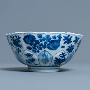 Un bol en forme de lotus en porcelaine de Chine en bleu et blanc à décor floral, marque et époque de Kangxi — photo 3