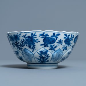 Un bol en forme de lotus en porcelaine de Chine en bleu et blanc à décor floral, marque et époque de Kangxi — photo 4