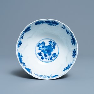 Un bol en forme de lotus en porcelaine de Chine en bleu et blanc à décor floral, marque et époque de Kangxi — photo 6