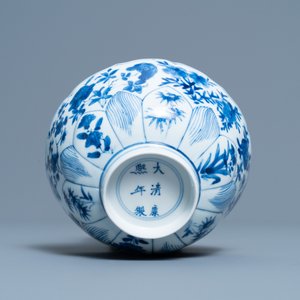 Un bol en forme de lotus en porcelaine de Chine en bleu et blanc à décor floral, marque et époque de Kangxi — photo 7