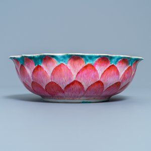 Un bol en forme de lotus en porcelaine de Chine famille rose, Qianlong/Jiaqing — photo 3