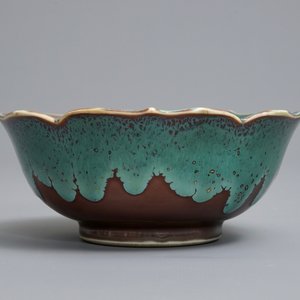 Un bol en forme de lotus en porcelaine de Chine turquoise flambé sur fond brun, Yongzheng/Qianlong — photo 1