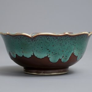 Un bol en forme de lotus en porcelaine de Chine turquoise flambé sur fond brun, Yongzheng/Qianlong — photo 2